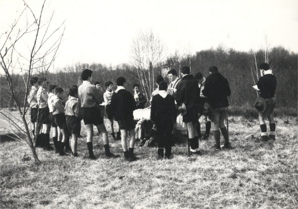 1967_Riparto S.Maria del Rovere, Montello. Uscita con pernottamento. Preghiere del mattino con messa.